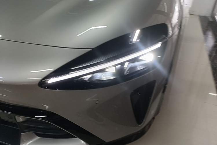 Used Xiaomi Auto YU7 2025 Ultra-Long Range Rear-Wheel Drive Version Left Front Headlight