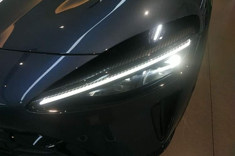 Used Xiaomi Auto YU7 2025 Ultra-Long Range High-Performance All-Wheel-Drive Max Edition Left Front Headlight