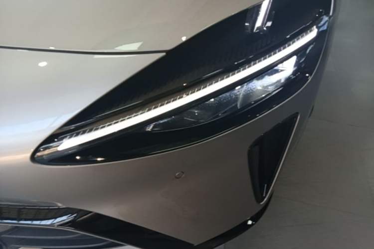 Used Xiaomi Auto YU7 2025 Ultra-Long Range Rear-Wheel Drive Version Left Front Headlight