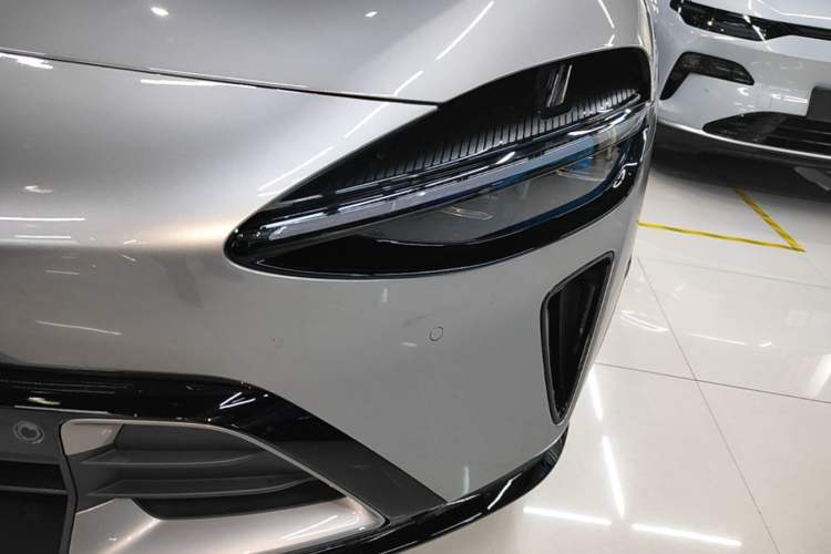 Used Xiaomi Auto YU7 2025 Ultra-Long Range Rear-Wheel Drive Version Left Front Headlight