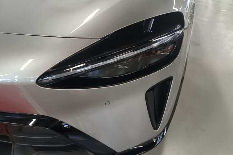 Used Xiaomi Auto YU7 2025 Ultra-Long Range High-Performance All-Wheel-Drive Max Edition Left Front Headlight