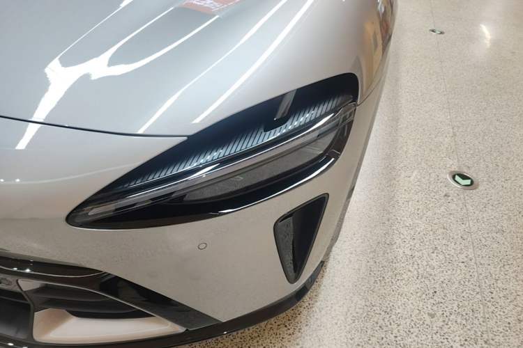 Used Xiaomi Auto YU7 2025 Ultra-Long Range Rear-Wheel Drive Version Left Front Headlight