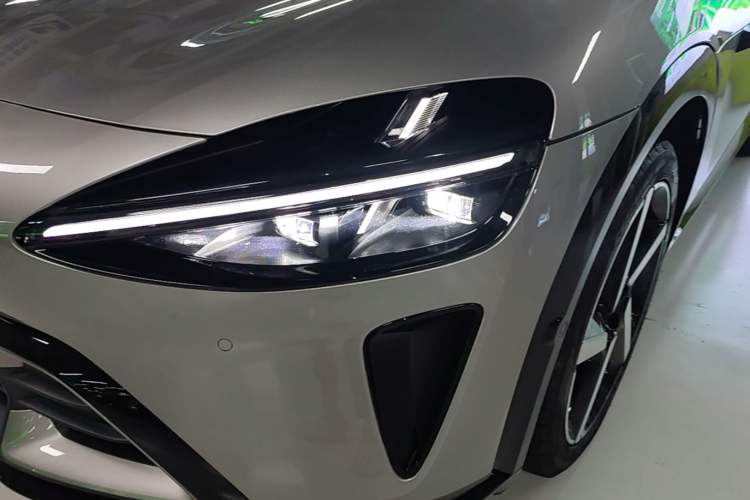 Used Xiaomi Auto YU7 2025 Ultra-Long Range Rear-Wheel Drive Version Left Front Headlight