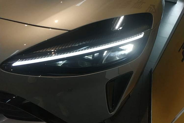 Used Xiaomi Auto YU7 2025 Ultra-Long Range Rear-Wheel Drive Version Left Front Headlight