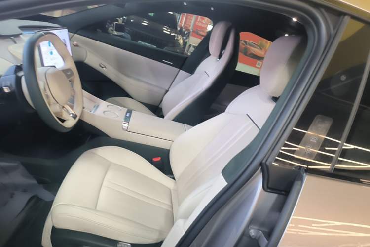 Used Xiaomi Auto YU7 2025 Ultra-Long Range High-Performance All-Wheel-Drive Max Edition Left Front Seat