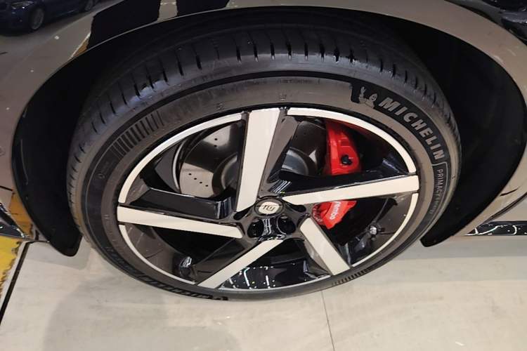 Used Xiaomi Auto YU7 2025 Ultra-Long Range High-Performance All-Wheel-Drive Max Edition Left Front Wheel Hub