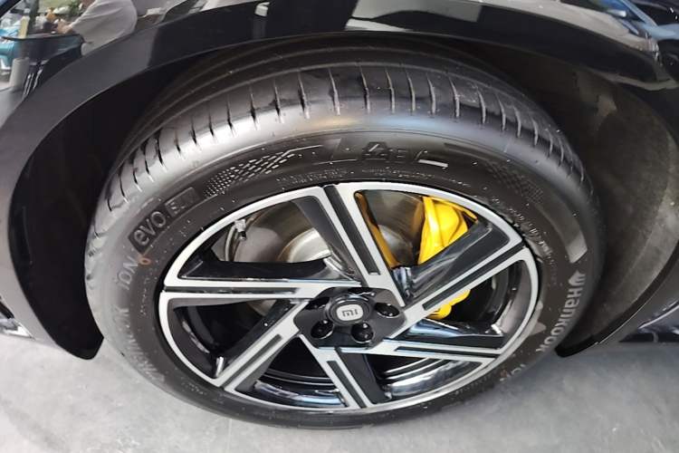 Used Xiaomi Auto YU7 2025 Ultra-Long Range Rear-Wheel Drive Version Left Front Wheel Hub