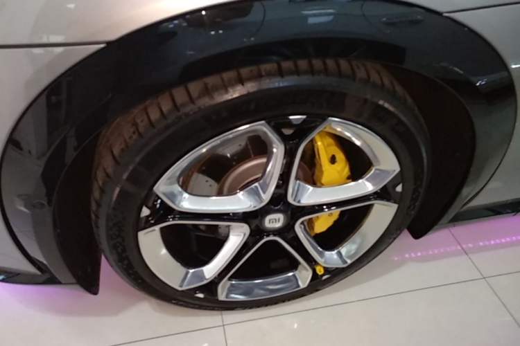 Used Xiaomi Auto YU7 2025 Ultra-Long Range High-Performance All-Wheel-Drive Max Edition Left Front Wheel Hub