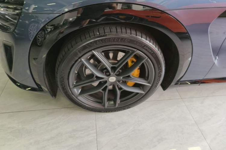 Used Xiaomi Auto YU7 2025 Ultra-Long Range High-Performance All-Wheel-Drive Max Edition Left Front Wheel Hub