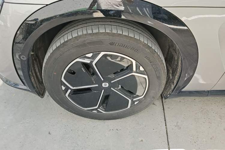 Used Xiaomi Auto YU7 2025 Ultra-Long Range Rear-Wheel Drive Version Left Front Wheel Hub