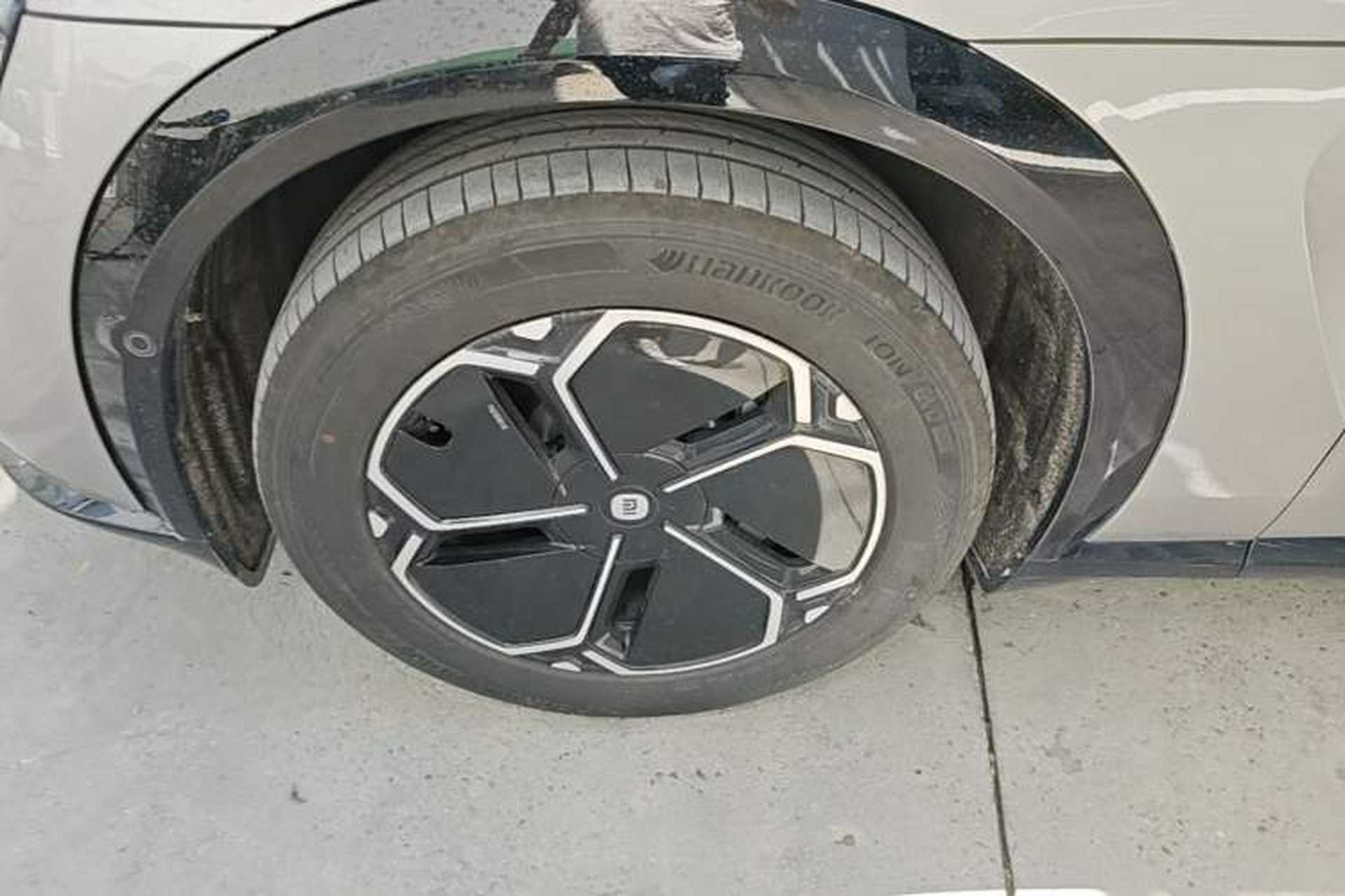 Used Xiaomi Auto YU7 2025 Ultra-Long Range Rear-Wheel Drive Version Left Front Wheel Hub