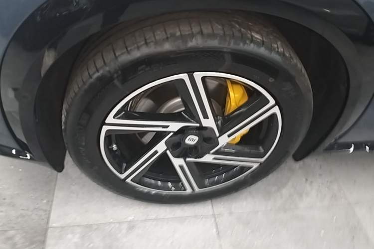 Used Xiaomi Auto YU7 2025 Ultra-Long Range Rear-Wheel Drive Version Left Front Wheel Hub