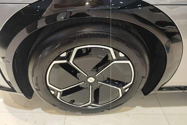 Used Xiaomi Auto YU7 2025 Ultra-Long Range High-Performance All-Wheel-Drive Max Edition Left Front Wheel Hub