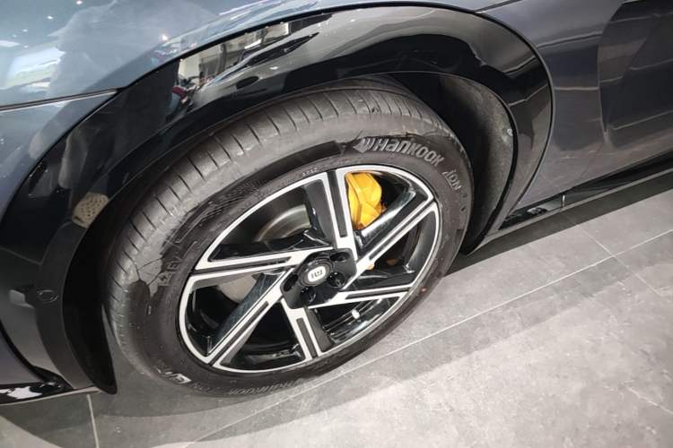 Used Xiaomi Auto YU7 2025 Ultra-Long Range Rear-Wheel Drive Version Left Front Wheel Hub