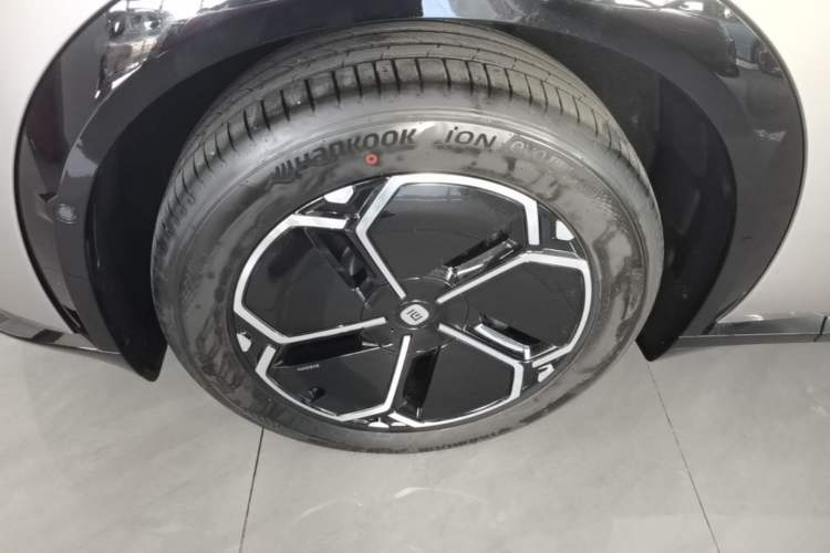 Used Xiaomi Auto YU7 2025 Ultra-Long Range Rear-Wheel Drive Version Left Front Wheel Hub