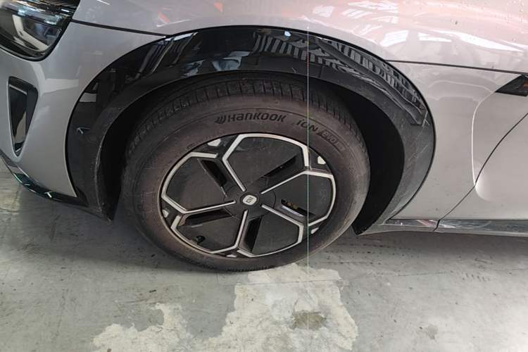 Used Xiaomi Auto YU7 2025 Ultra-Long Range High-Performance All-Wheel-Drive Max Edition Left Front Wheel Hub