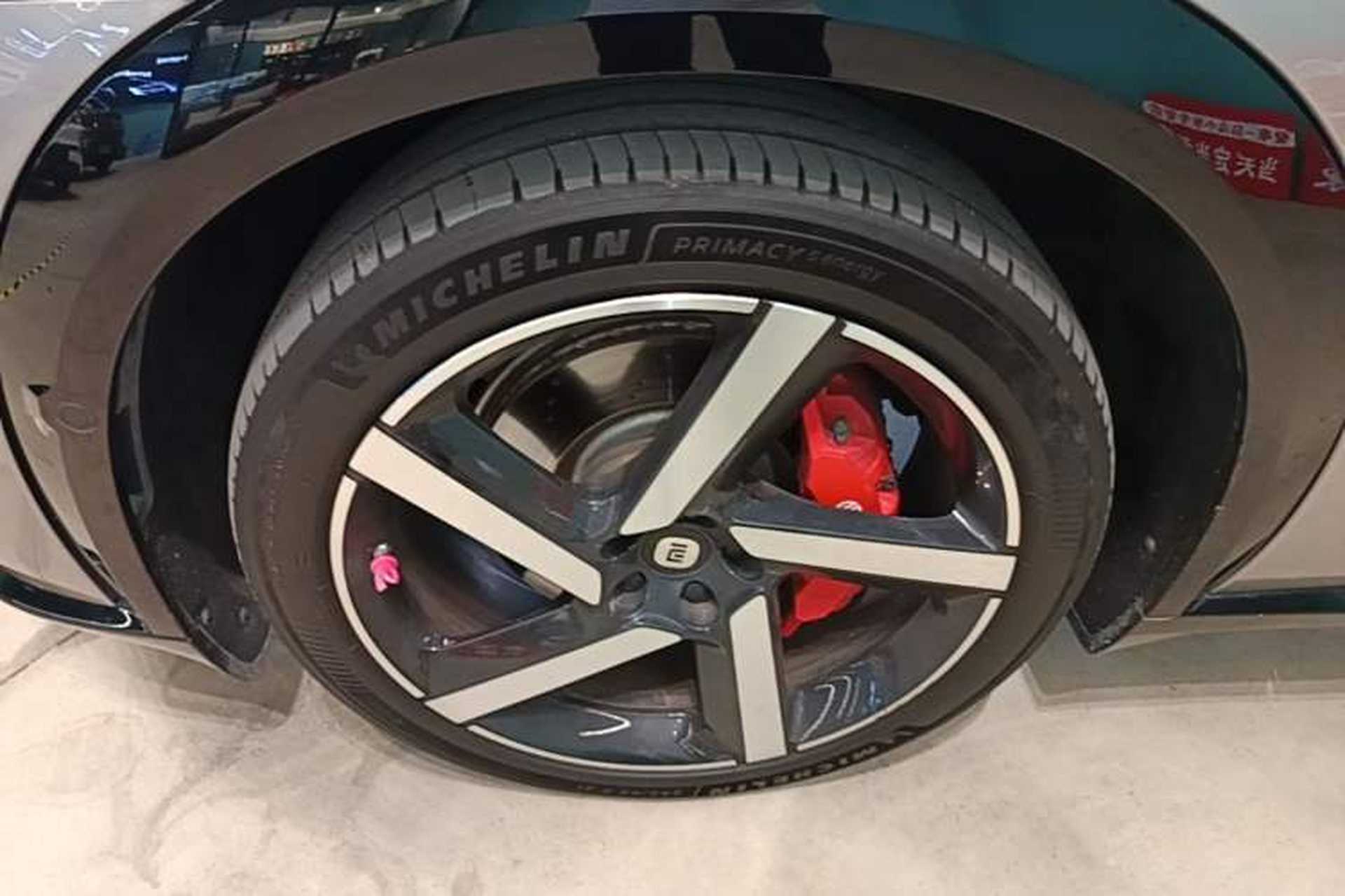 Used Xiaomi Auto YU7 2025 Ultra-Long Range High-Performance All-Wheel-Drive Max Edition Left Front Wheel Hub
