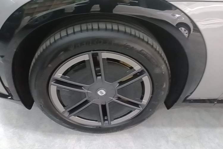 Used Xiaomi Auto YU7 2025 Ultra-Long Range Rear-Wheel Drive Version Left Front Wheel Hub