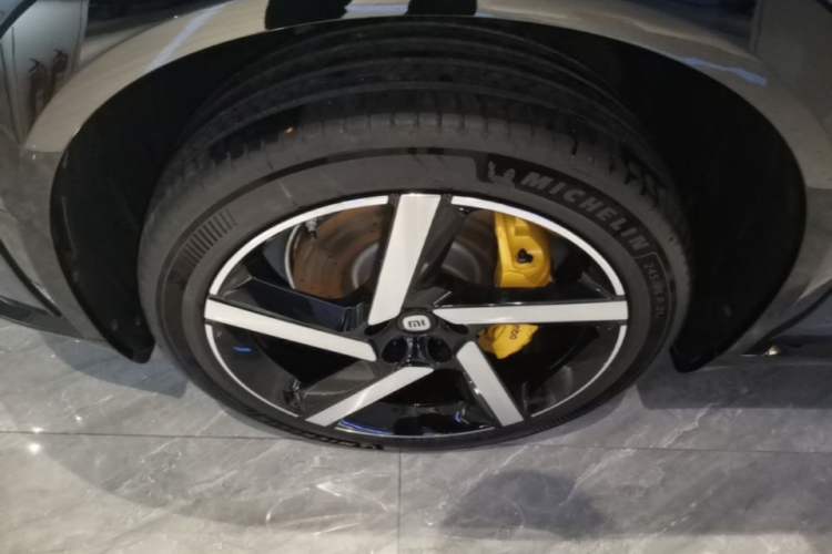 Used Xiaomi Auto YU7 2025 Ultra-Long Range High-Performance All-Wheel-Drive Max Edition Left Front Wheel Hub