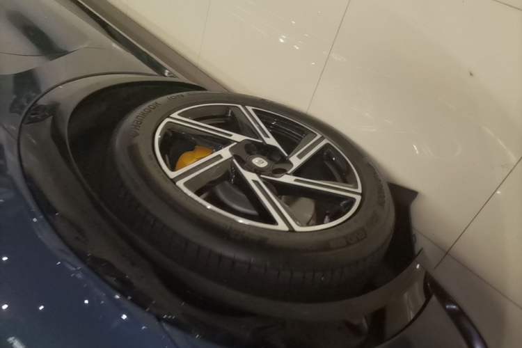 Used Xiaomi Auto YU7 2025 Ultra-Long Range Rear-Wheel Drive Version Left Front Wheel Hub