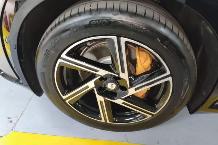 Used Xiaomi Auto YU7 2025 Ultra-Long Range Rear-Wheel Drive Version Left Front Wheel Hub