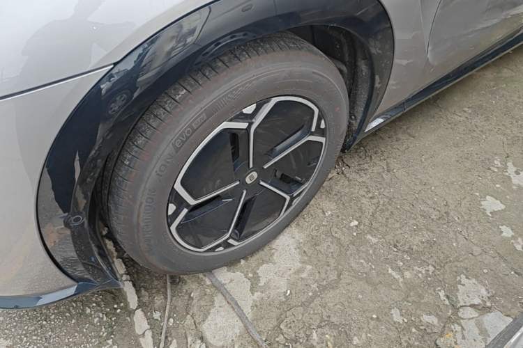 Used Xiaomi Auto YU7 2025 Ultra-Long Range Rear-Wheel Drive Version Left Front Wheel Hub