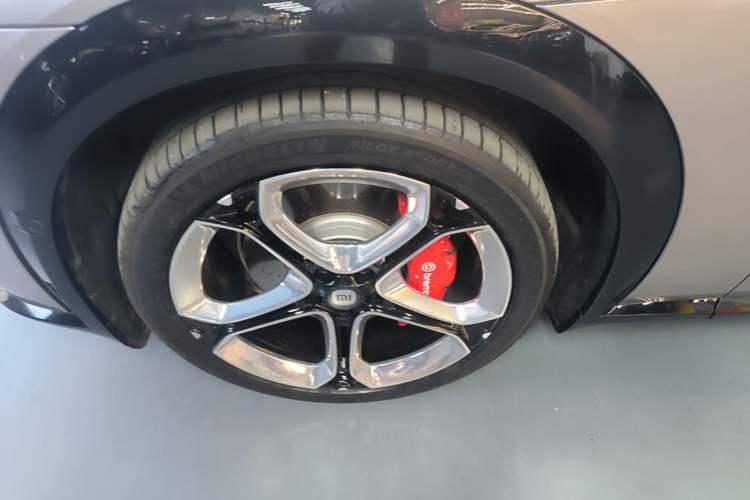 Used Xiaomi Auto YU7 2025 Ultra-Long Range High-Performance All-Wheel-Drive Max Edition Left Front Wheel Hub