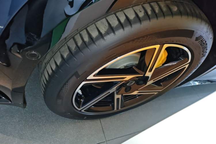 Used Xiaomi Auto YU7 2025 Ultra-Long Range Rear-Wheel Drive Version Left Front Wheel Hub