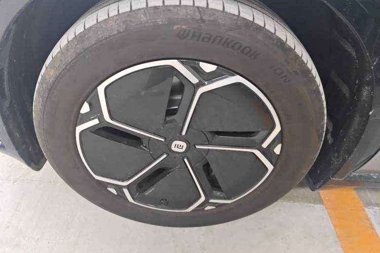 Used Xiaomi Auto YU7 2025 Ultra-Long Range Rear-Wheel Drive Version Left Front Wheel Hub
