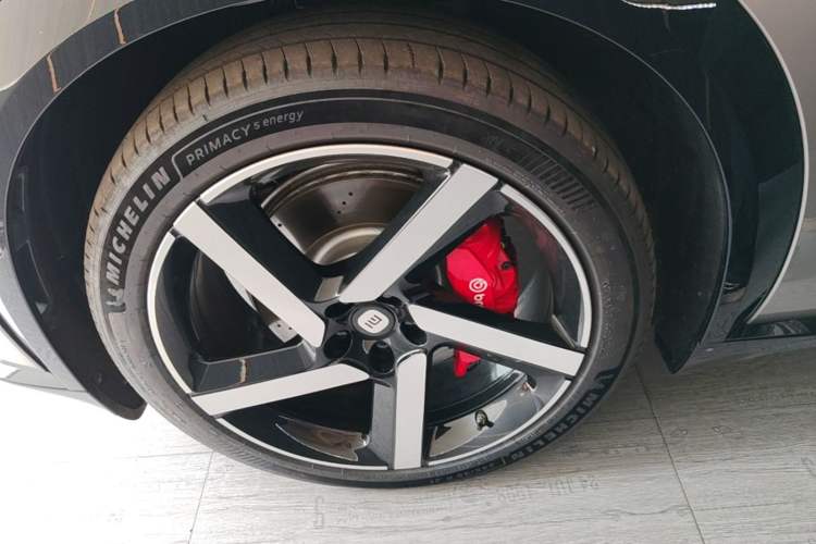 Used Xiaomi Auto YU7 2025 Ultra-Long Range High-Performance All-Wheel-Drive Max Edition Left Front Wheel Hub