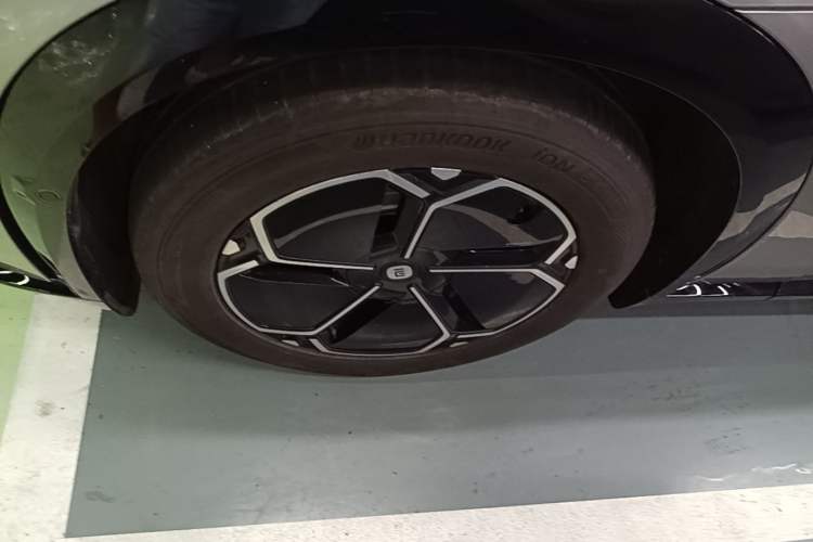 Used Xiaomi Auto YU7 2025 Ultra-Long Range Rear-Wheel Drive Version Left Front Wheel Hub