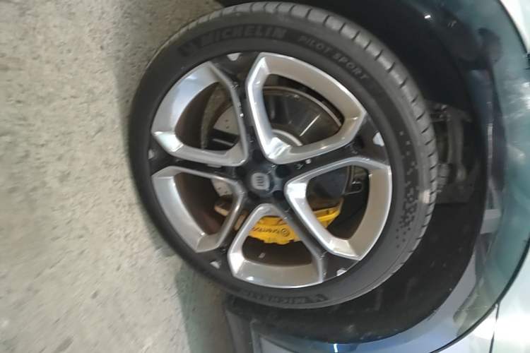 Used Xiaomi Auto YU7 2025 Ultra-Long Range All-Wheel Drive Pro Version Left Front Wheel Hub