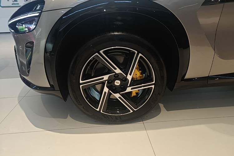 Used Xiaomi Auto YU7 2025 Ultra-Long Range All-Wheel Drive Pro Version Left Front Wheel Hub