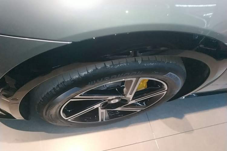 Used Xiaomi Auto YU7 2025 Ultra-Long Range All-Wheel Drive Pro Version Left Front Wheel Hub