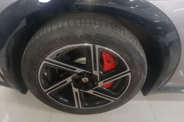 Used Xiaomi Auto YU7 2025 Ultra-Long Range High-Performance All-Wheel-Drive Max Edition Left Front Wheel Hub