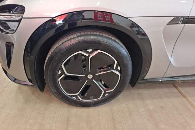 Used Xiaomi Auto YU7 2025 Ultra-Long Range Rear-Wheel Drive Version Left Front Wheel Hub