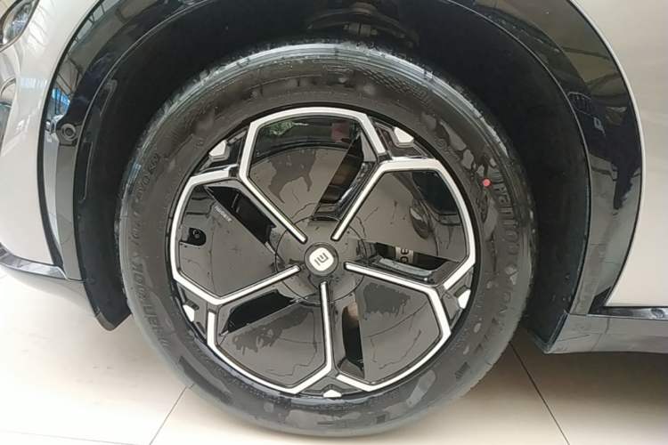 Used Xiaomi Auto YU7 2025 Ultra-Long Range Rear-Wheel Drive Version Left Front Wheel Hub