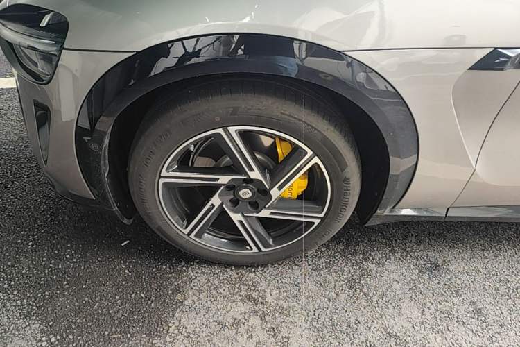Used Xiaomi Auto YU7 2025 Ultra-Long Range All-Wheel Drive Pro Version Left Front Wheel Hub