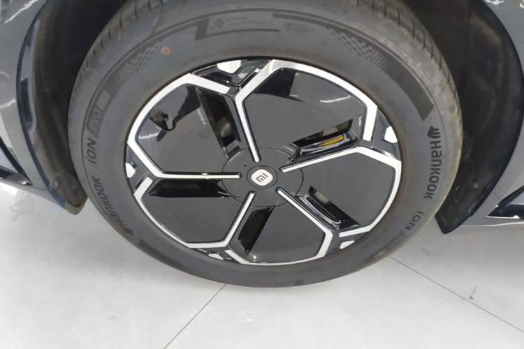 Used Xiaomi Auto YU7 2025 Ultra-Long Range Rear-Wheel Drive Version Left Front Wheel Hub