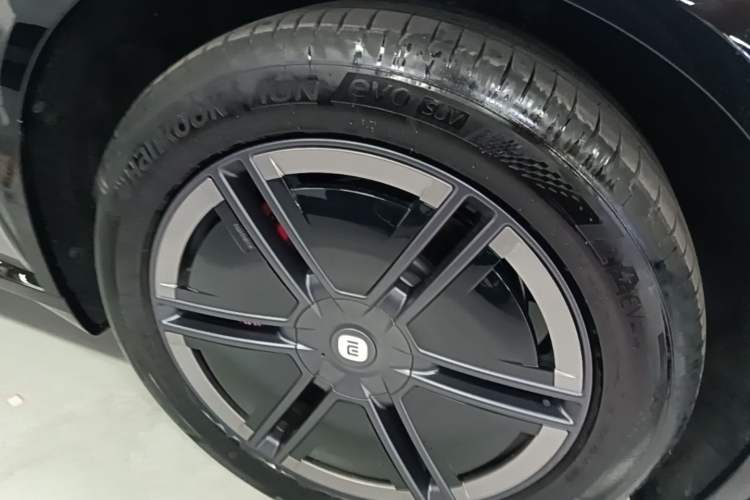 Used Xiaomi Auto YU7 2025 Ultra-Long Range High-Performance All-Wheel-Drive Max Edition Left Front Wheel Hub