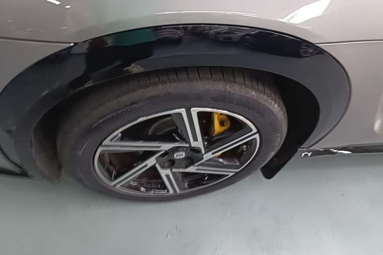 Used Xiaomi Auto YU7 2025 Ultra-Long Range High-Performance All-Wheel-Drive Max Edition Left Front Wheel Hub