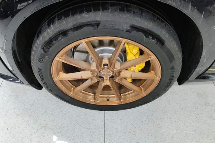 Used Xiaomi Auto YU7 2025 Ultra-Long Range Rear-Wheel Drive Version Left Front Wheel Hub