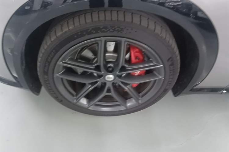 Used Xiaomi Auto YU7 2025 Ultra-Long Range High-Performance All-Wheel-Drive Max Edition Left Front Wheel Hub
