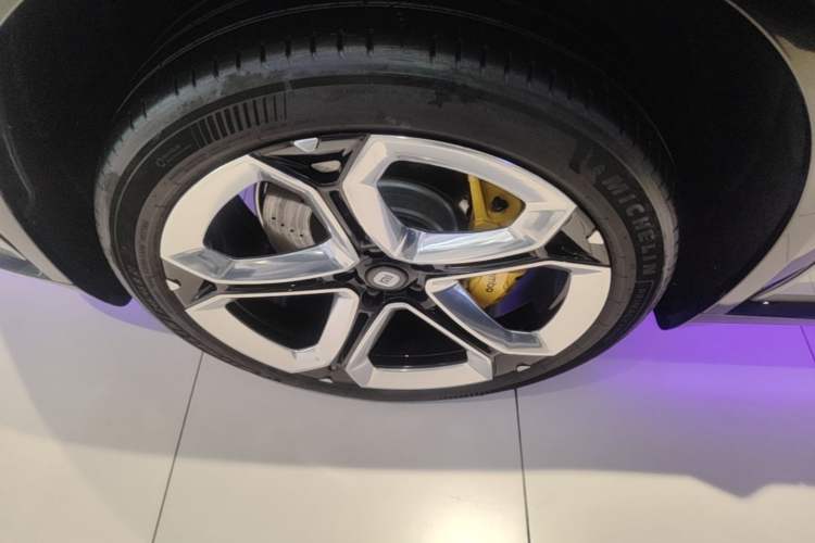 Used Xiaomi Auto YU7 2025 Ultra-Long Range High-Performance All-Wheel-Drive Max Edition Left Front Wheel Hub