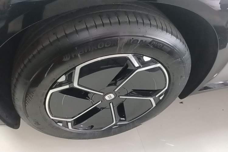 Used Xiaomi Auto YU7 2025 Ultra-Long Range Rear-Wheel Drive Version Left Front Wheel Hub