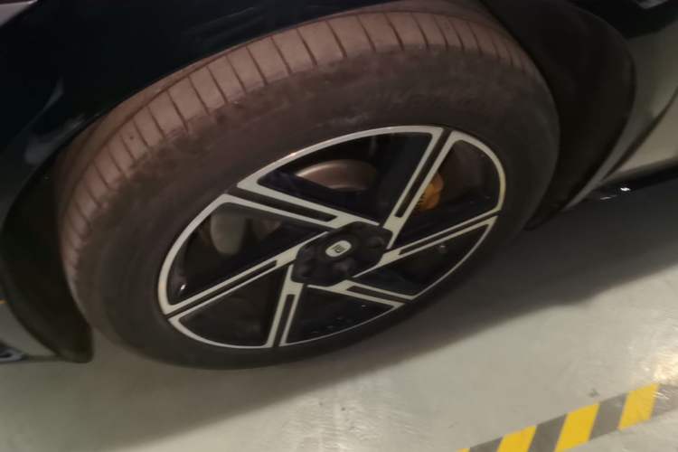 Used Xiaomi Auto YU7 2025 Ultra-Long Range Rear-Wheel Drive Version Left Front Wheel Hub