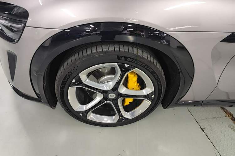 Used Xiaomi Auto YU7 2025 Ultra-Long Range All-Wheel Drive Pro Version Left Front Wheel Hub