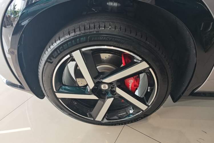 Used Xiaomi Auto YU7 2025 Ultra-Long Range High-Performance All-Wheel-Drive Max Edition Left Front Wheel Hub