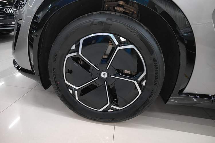 Used Xiaomi Auto YU7 2025 Ultra-Long Range Rear-Wheel Drive Version Left Front Wheel Hub