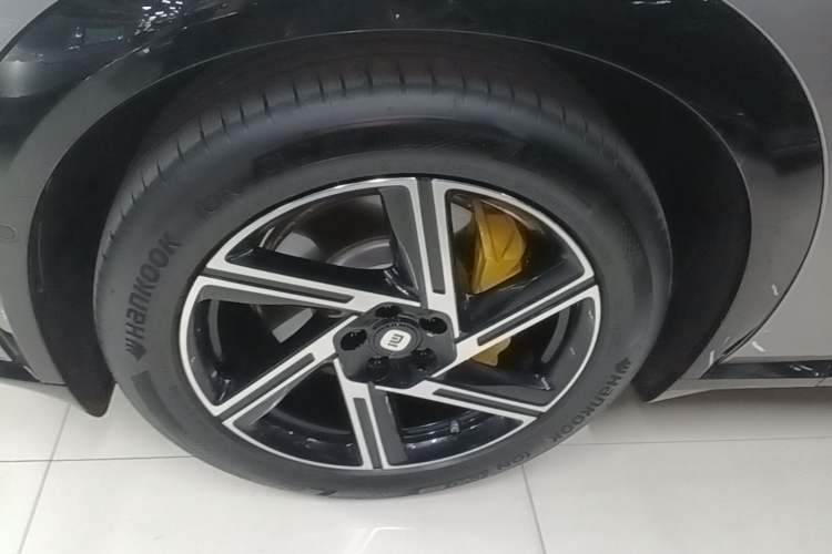Used Xiaomi Auto YU7 2025 Ultra-Long Range All-Wheel Drive Pro Version Left Front Wheel Hub